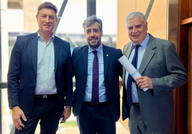 Ignacio Segura junto a hombres de confianza de Martín Llaryora