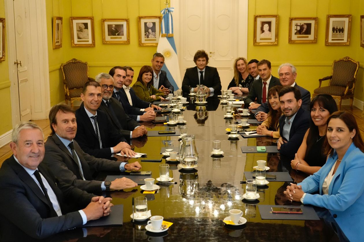 Javier Milei con el bloque de la UCR en Casa Rosada