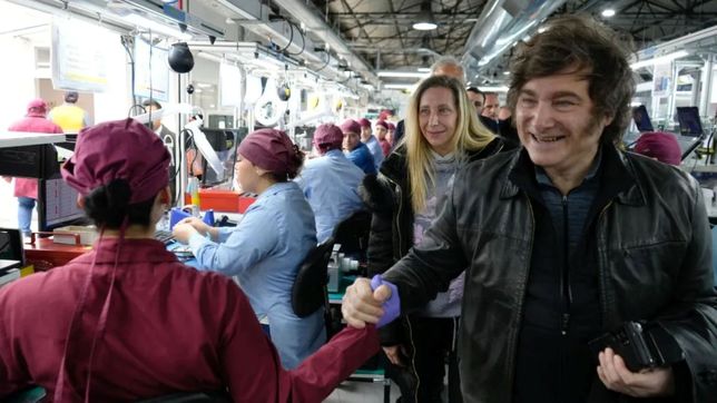 Javier Milei y Karina Milei con trabajadores de Tierra del Fuego