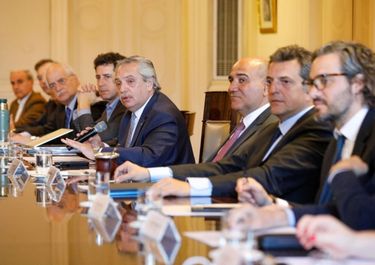 De Stiglitz a Shimon Peres: Massa le saca filo a la inflación para podar el gasto