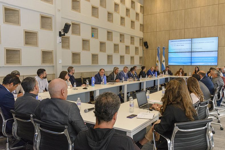 Martes, segundo turno. Sergio Ziliotto encabeza un encuentro con los sectores productivos de la provincia.