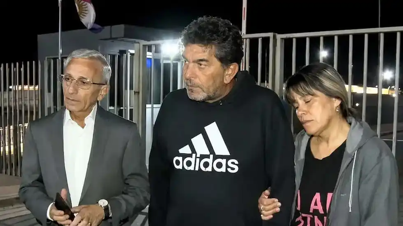 Los abuelos de Agostina Vega y el abogado Carlos Nayi a la salida de la reunión con Martín Llaryora