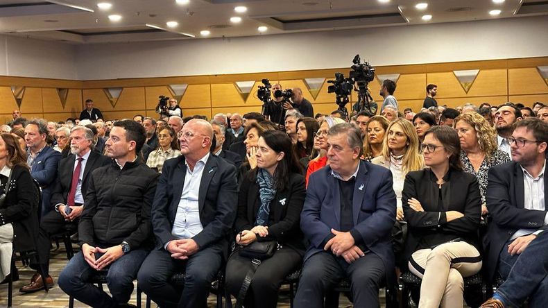 Rodrigo de Loredo, Mario Negri y Brenda Austin, en la presentación de propuestas de Luis Juez.&nbsp;