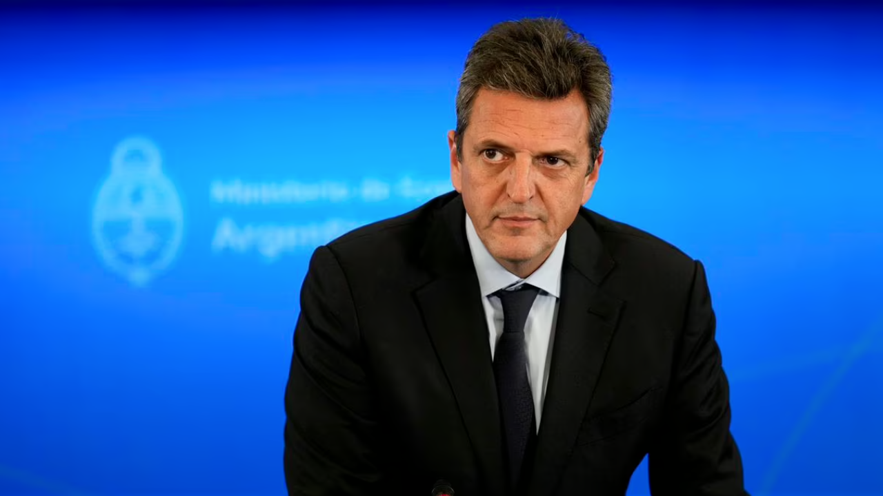 Las cuatro cartas que Massa puede llevar al póker con el FMI