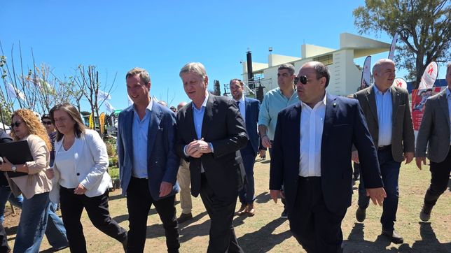 El gobernador de La Pampa Sergio Ziliotto, junto al presidente de la Agrícola local Ignacio de la Iglesia, el secretario de Agricultura nacional Sergio Iraeta y los candidateables Luciano di Nápoli y Pali Bensusán.