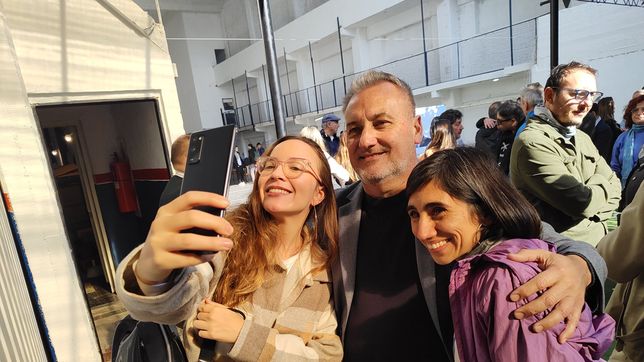 Lewandowski junto a vecinas de la ciudad de Santa Fe.