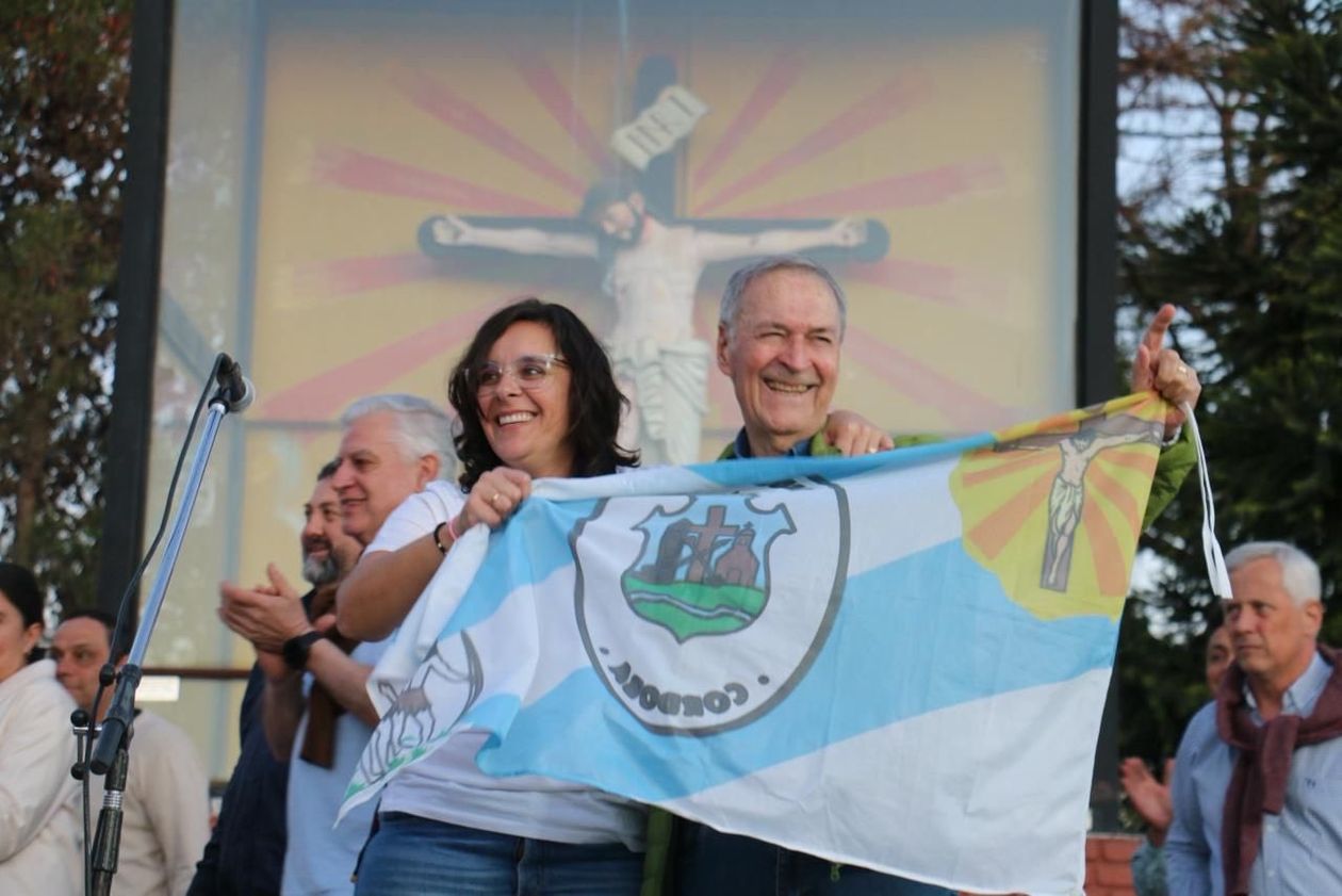 Juan Schiaretti junto a Martín Llaryora y Gina Grazziano en la celebración del triunfo de PU en Reducción