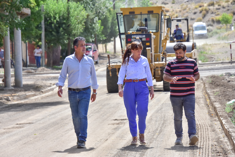 Gabriel Álamo y la minsitra Julieta Corroza. El exintendente de Aluminé aparece en diversas recorridas con la funcionaria.
