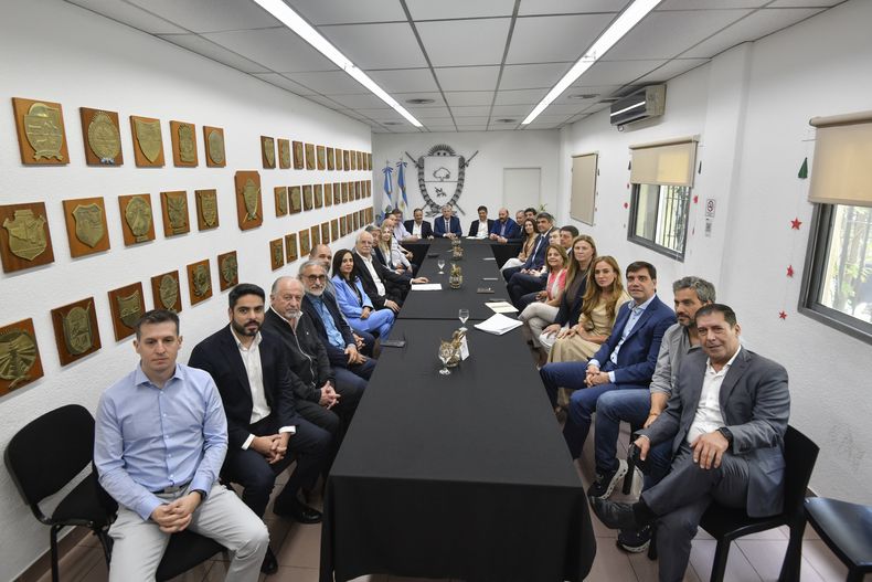 Gobernadores, diputados y senadores reunidos en la Casa de La Pampa. 