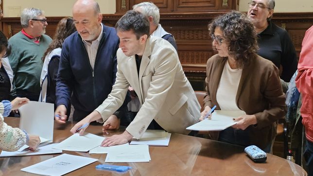Leonardo Caruana, Mariano Romero y Norma López en la presentación conjunta en el Concejo Deliberante de Rosario