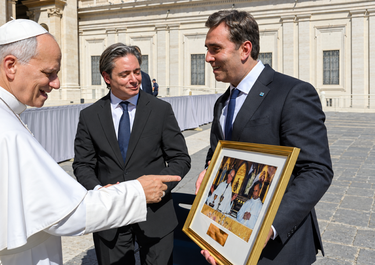 El papa León XIV recibe una&nbsp; foto especial del intendente de Luján, Leonardo Boto