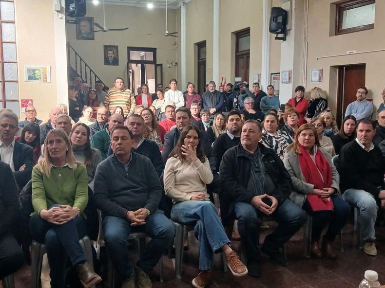 El encuentro de la plana mayor de la dirigencia de la UCR de La Pampa, este jueves. En primera fila, el intendente de Acha Abel Sabarots,&nbsp; la diputada provincial Romina Mota, el jefe comunal de Victorica Hugo Kenny, la diutada nacional Marcela Coli, el intendente de Ataliva Roca Gustavo Barreiro.&nbsp;