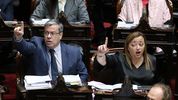 Germán Martínez, jefe del bloque Unión por la Patria, con Cecilia Moreau en la Cámara de Diputados.&nbsp;
