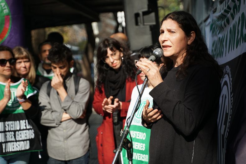 La diputada Mónica Macha con las trabajadoras de la Subsecretaría de Protección contra la violencia de género. FOTO: @julianite.nite