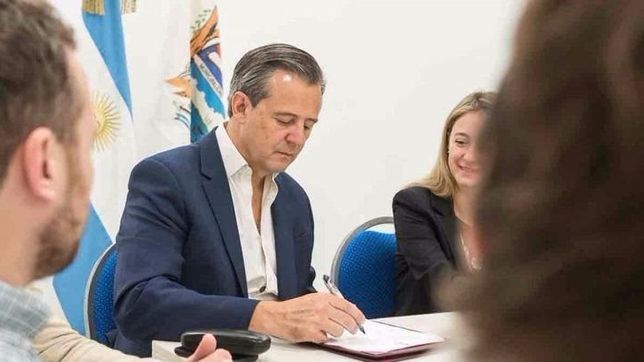 el intendente de parana congela su sueldo y el de su planta politica