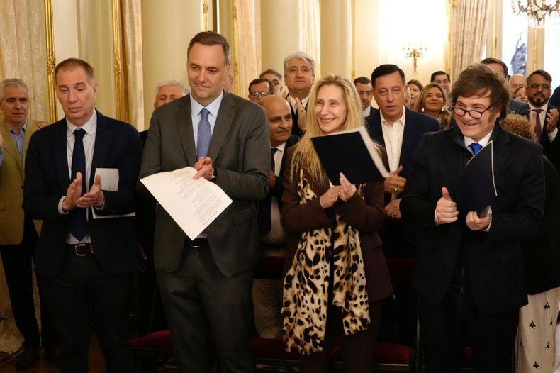 Diego Santilli, Manuel Adorni, Karina Milei y Javier Milei en la jornada de oración en la Casa Rosada.