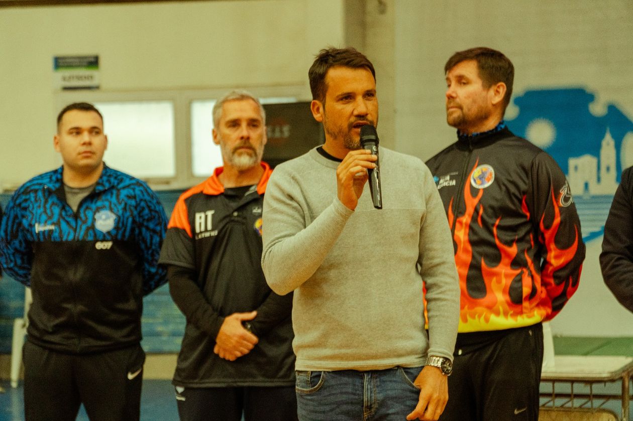 Marcos Torres, intendente de Alta Gracia, junto a atletas de alto rendimiento