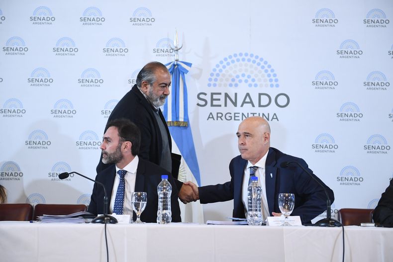 Héctor Daer, jefe de la CGT, saluda a Ezquiel Atauche y Bartolomé Abdala, senadores&nbsp; de La Libertad Avanza, durante&nbsp; el debate de la ley ómnibus.&nbsp;