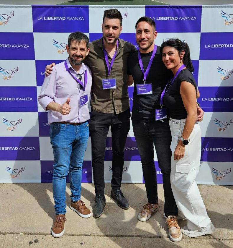 Una de las facciones de La Libertad Avanza de La Pampa: Juan Pablo Patterer junto a Julio Jamad, que protagoniz&oacute; el esc&aacute;ndalo local por el desv&iacute;o de fondos, Nicol&aacute;s Boschi y Soledad Boschi.
