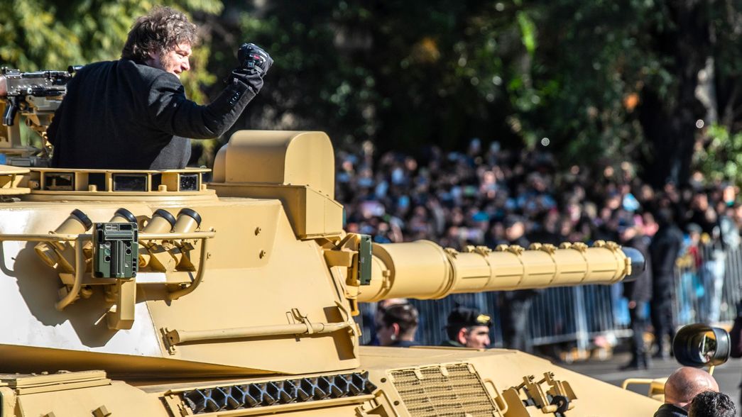 Javier Milei en un tanque de guerra durante un desfile militar en Buenos Aires.