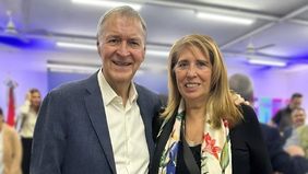 Juan Schiaretti con Cristina Cremer de Busti en la ciudad de Santa Fe.