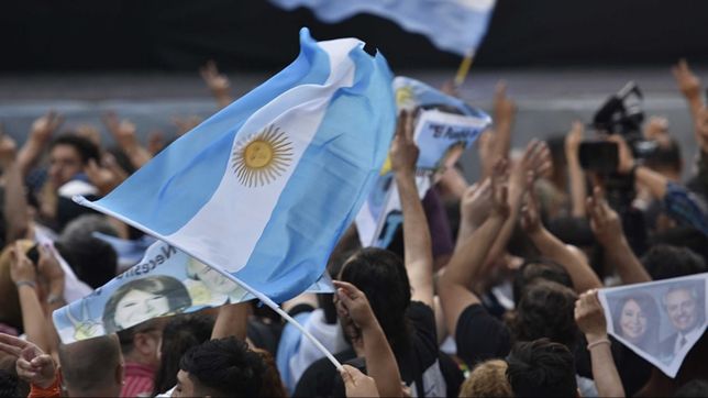 festejo anticipado en el bunker albertista, que suma presencias internacionales