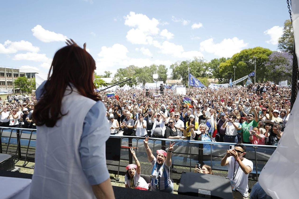 CFK saluda al público bajo el sofocante calor del mediodía rosarino.