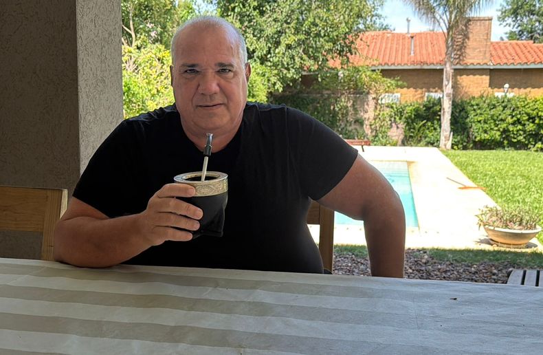 Julián Galdeano, disfrutando del patio de su casa ubicada en la localidad santafesina de Funes
