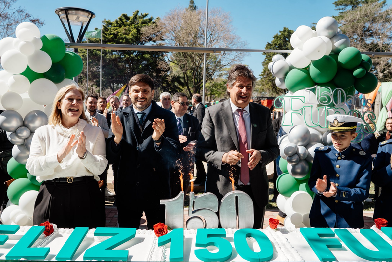 El gobernador Maximiliano Pullaro y la candidata Gisela Scaglia junto al intendente peronista Roly Santacroce.
