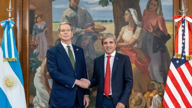 Toto Caputo y el titular del Tesoro de Estados Unidos, Scott Bessent: el salvavidas de Donald Trump