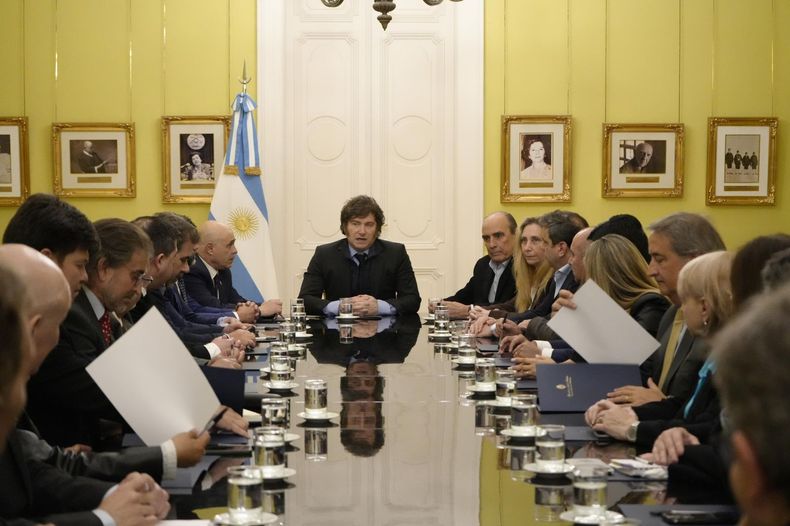 Javier Milei, con miembros del PRO y aliados. 