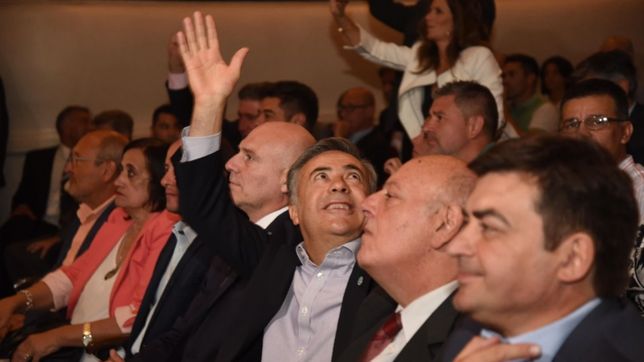 el hit del verano incomodo a cornejo en un acto oficial