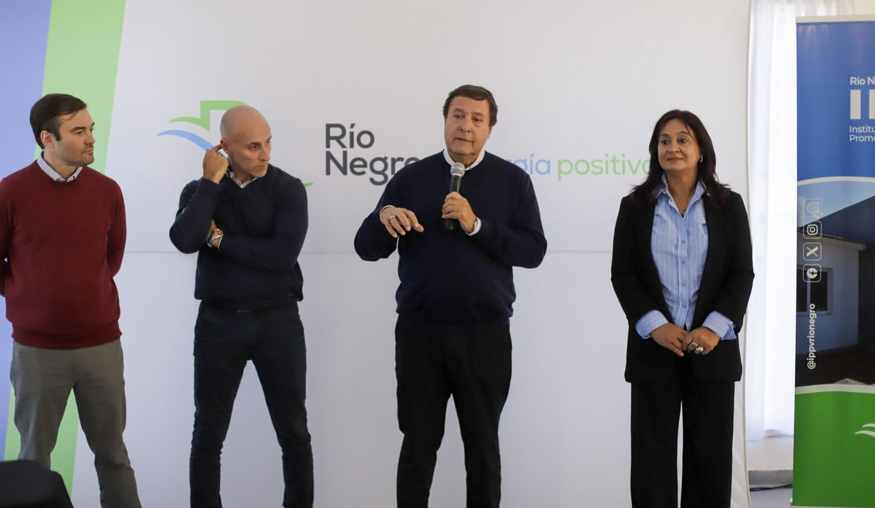Alberto Weretilneck y la intendenta de Sierra Grande, Roxana Fernández. El oleoducto de YPF ilusiona a Río Negro.