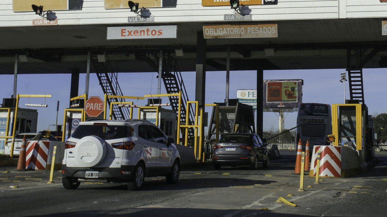 Toto Caputo lanza nuevas concesiones viales: más peajes, tarifas más caras y ayuda estatal para constructoras