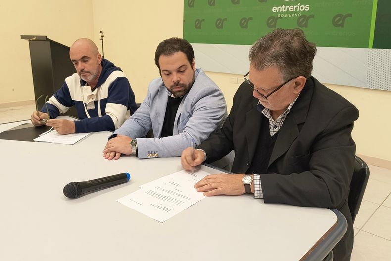 Alfredo Francolini firmó como funcionario de Rogelio Frigerio, ante la mirada del ministro Manuel Troncoso y Gastón Bagnat, titular de la Caja de Jubilaciones.