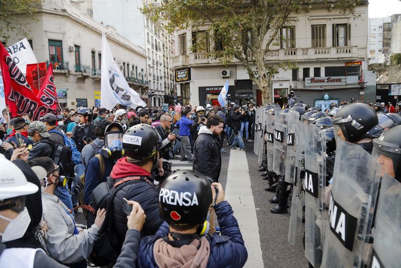 La era Javier Milei: prensa equipada con cascos y máscaras y debidamente identificada para cubrir protestas.
