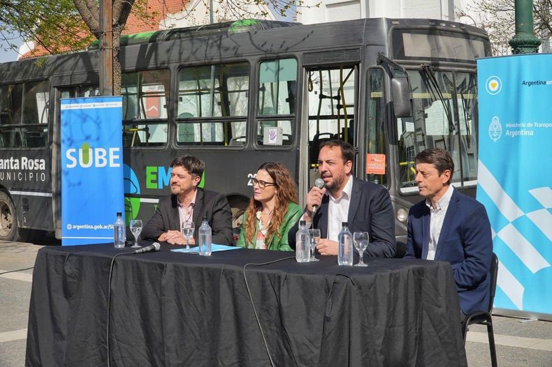 Junio, 2020. El intendente de Santa Rosa presenta la empresa estatal que brinda el servicio de transporte público en la capital de La Pampa.