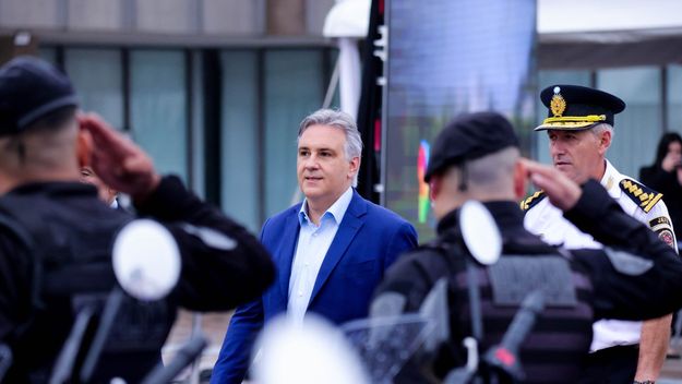 Martín Llaryora sigue de cerca el conflicto policial en Santa Fe