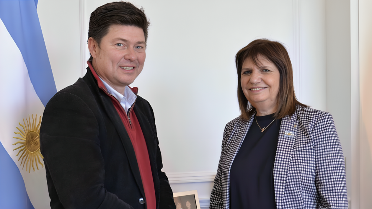 En modo campaña, el candidato a gobernador de Corrientes, Lisandro Almirón, repetirá foto con Patricia Bullrich.&nbsp;