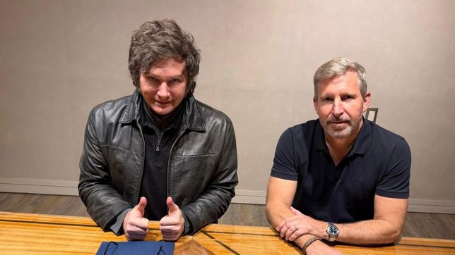 El presidente Milei y el gobernador Frigerio en Paraná al momento de anunciar la incorporación de Entre Ríos al tramo troncal de la Hidrovía.