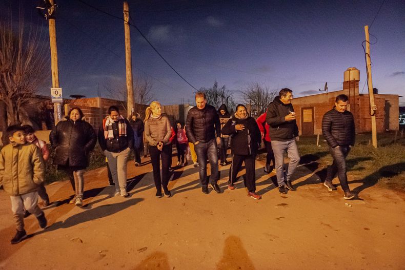 Santilli camina por las calles de Merlo, durante el cierre de campaña para las PASO 2023.