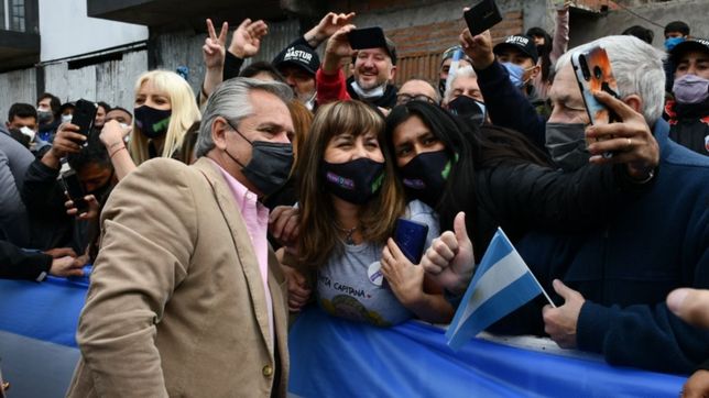 el primer candidato: fernandez camina el gba con promesas de produccion