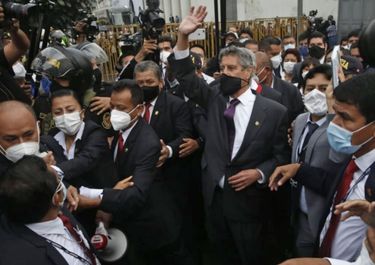La elección de un moderado como presidente interino lleva calma a Perú
