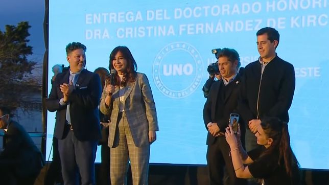 Cristina Fernández de Kirchner con el cuentagotas de la nueva canción en escenario compartido con Axel Kicillof.