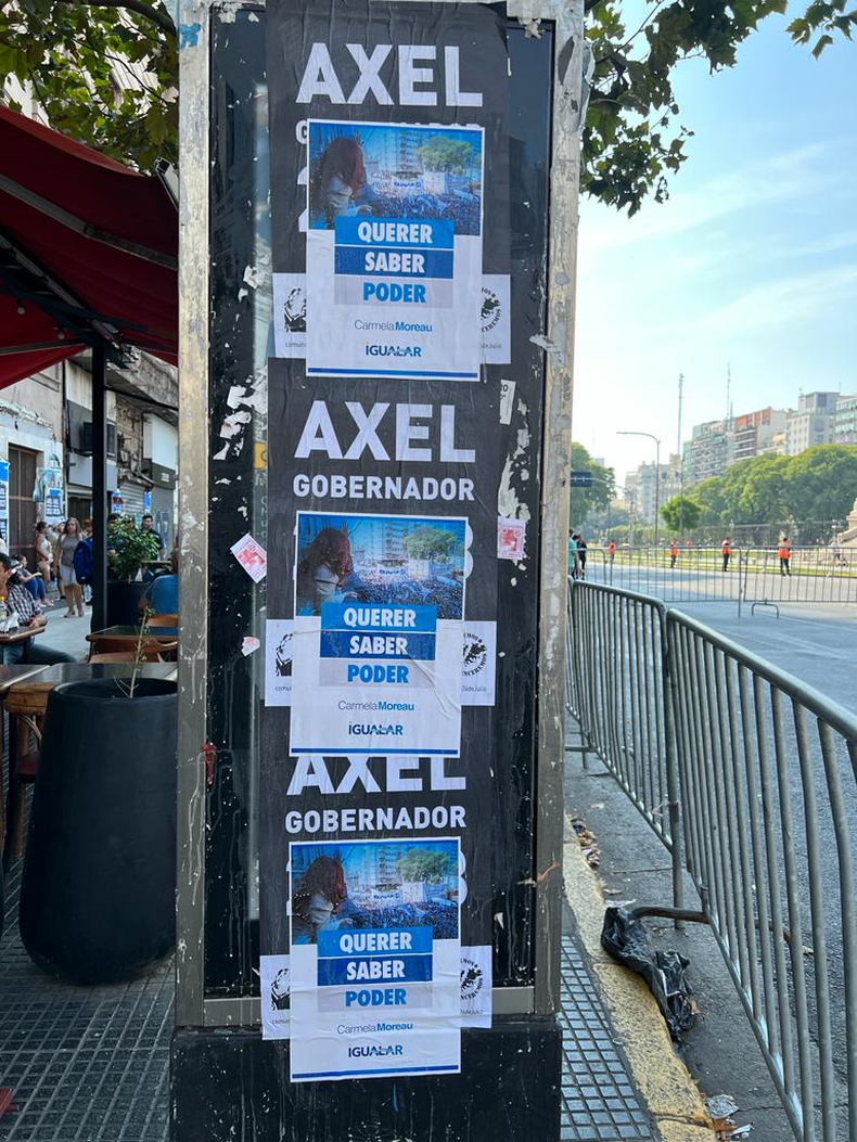 Afiches en las inmediaciones del Congreso.
