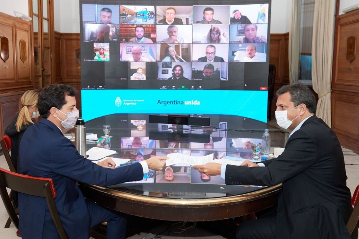 Sergio Massa y Eduardo De Pedro junto a los jefes de bloque de Diputados