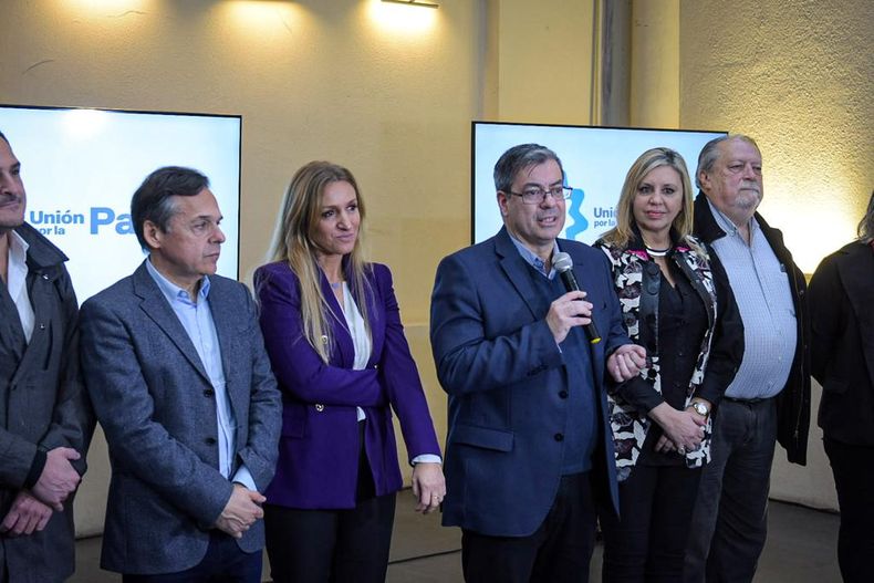 Germ&aacute;n Mart&iacute;nez y los restantes integrantes de la listas de Massa en Santa Fe.