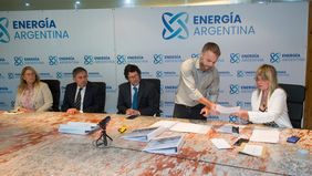 El funcionario echado por Toto Caputo (centro) en la licitación de la reversión del Gasoducto Norte