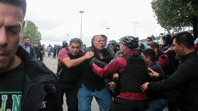 El ministro Sergio Berni es agredido en protesta de choferes