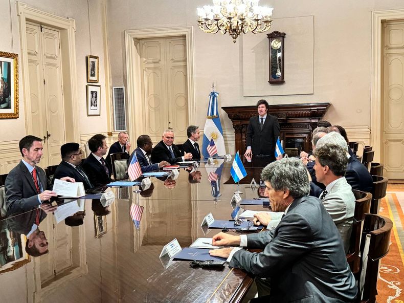 Javier Milei, Anthony Blinken y comitivas de ambos países.